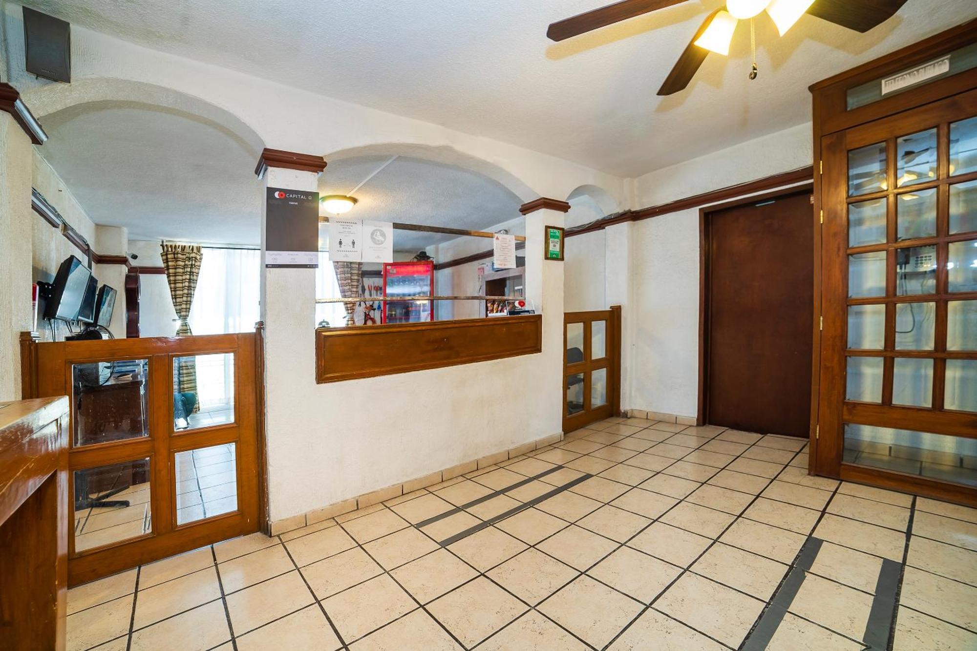 Capital O Hotel Casa Blanca セラヤ エクステリア 写真